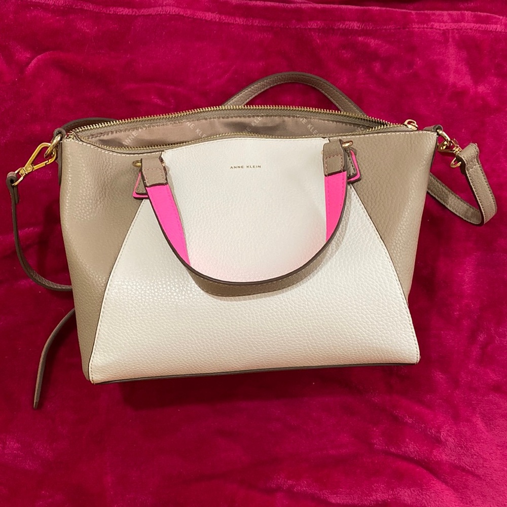 Anne Klein crossbody/handbag. Never used and super practical for everyday use.